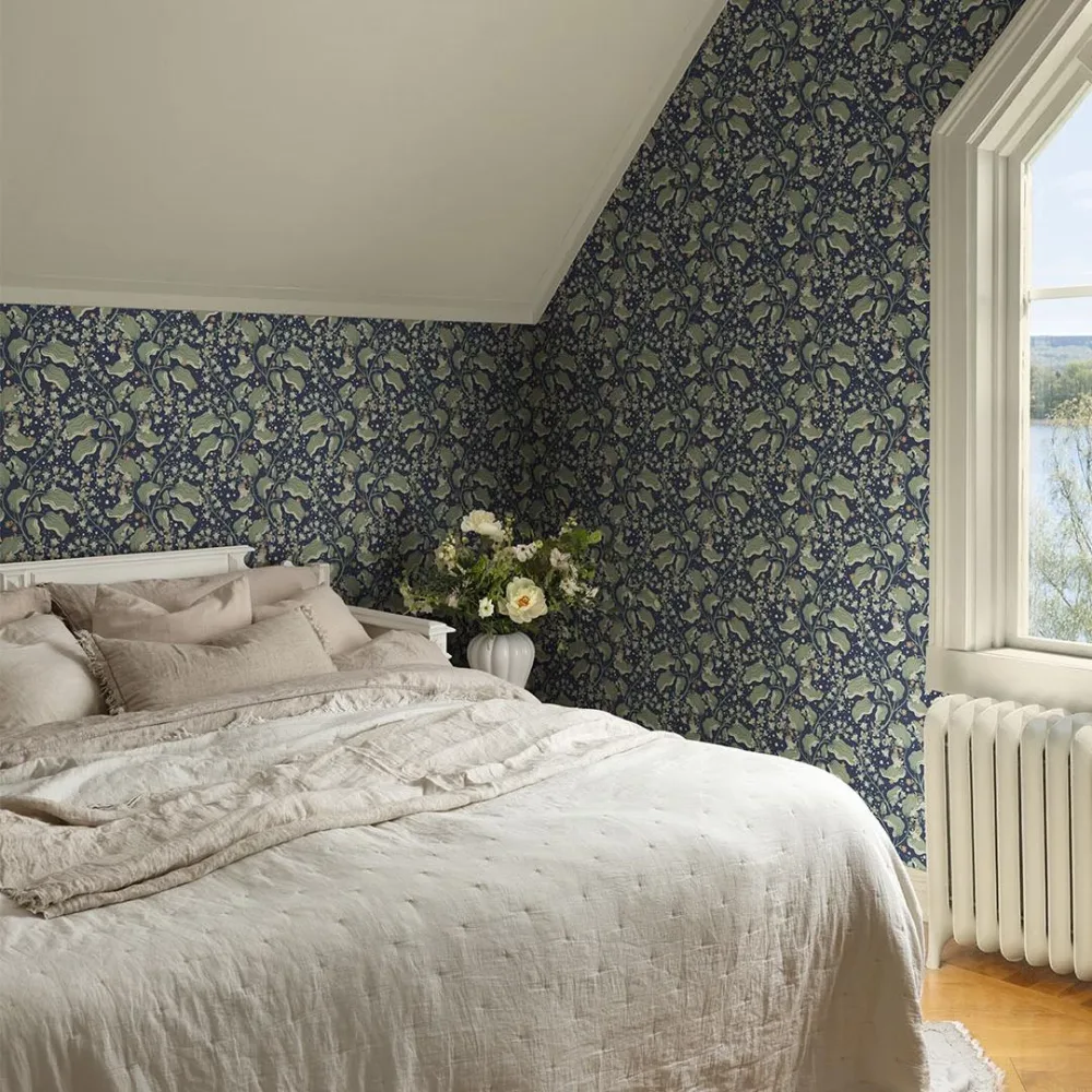 Saltviken Syrén 48027 Mörkblå Tapet - Midbec | Stuvbutiken - Bild 3